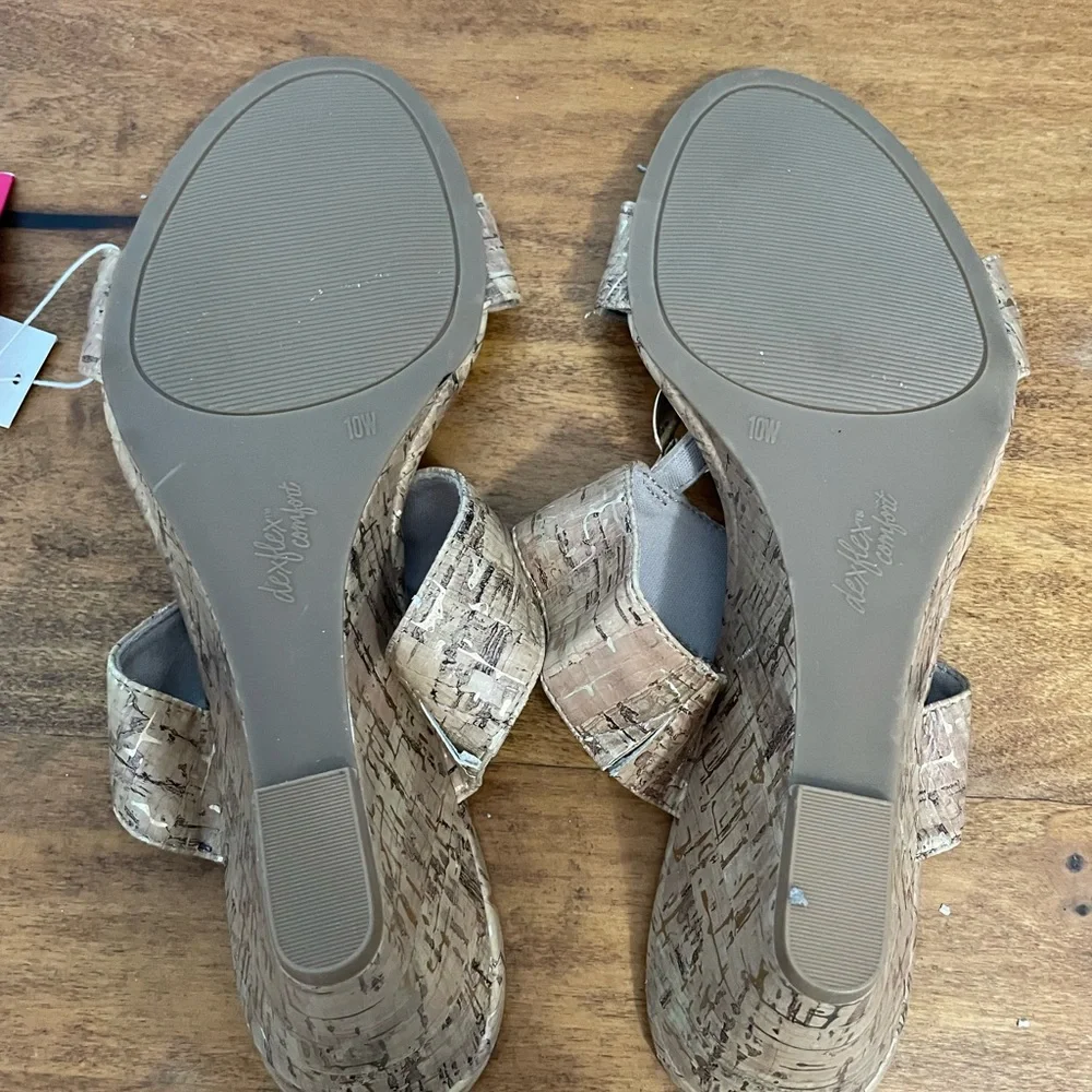 Dexflex Comfort Sandals with Gold Accents Size 10 NWT